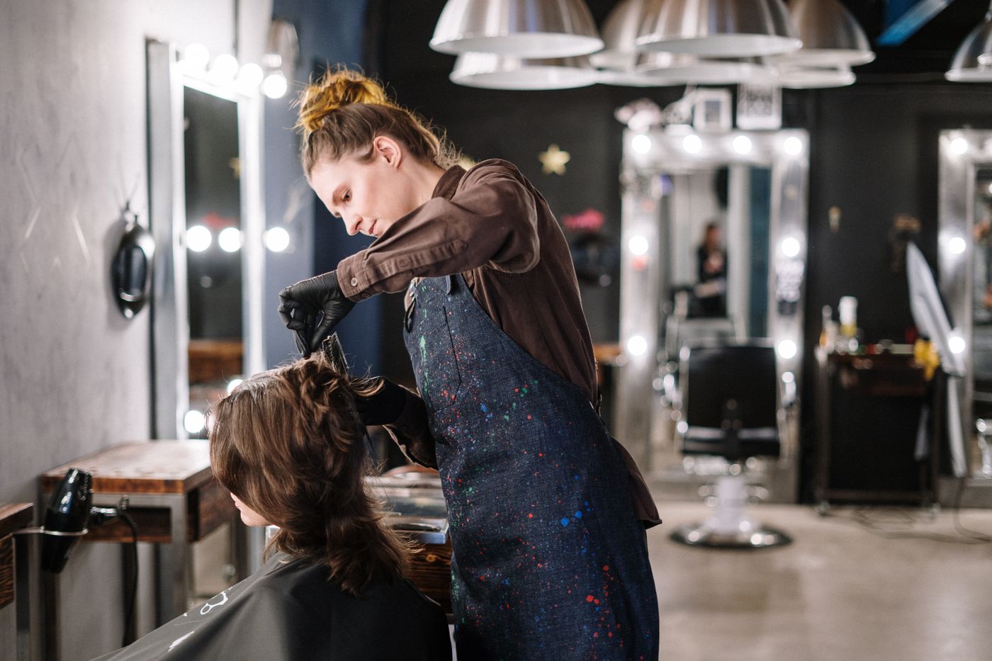 Profissional finalizando o cabelo de uma cliente no Lúmina Beauty Studio