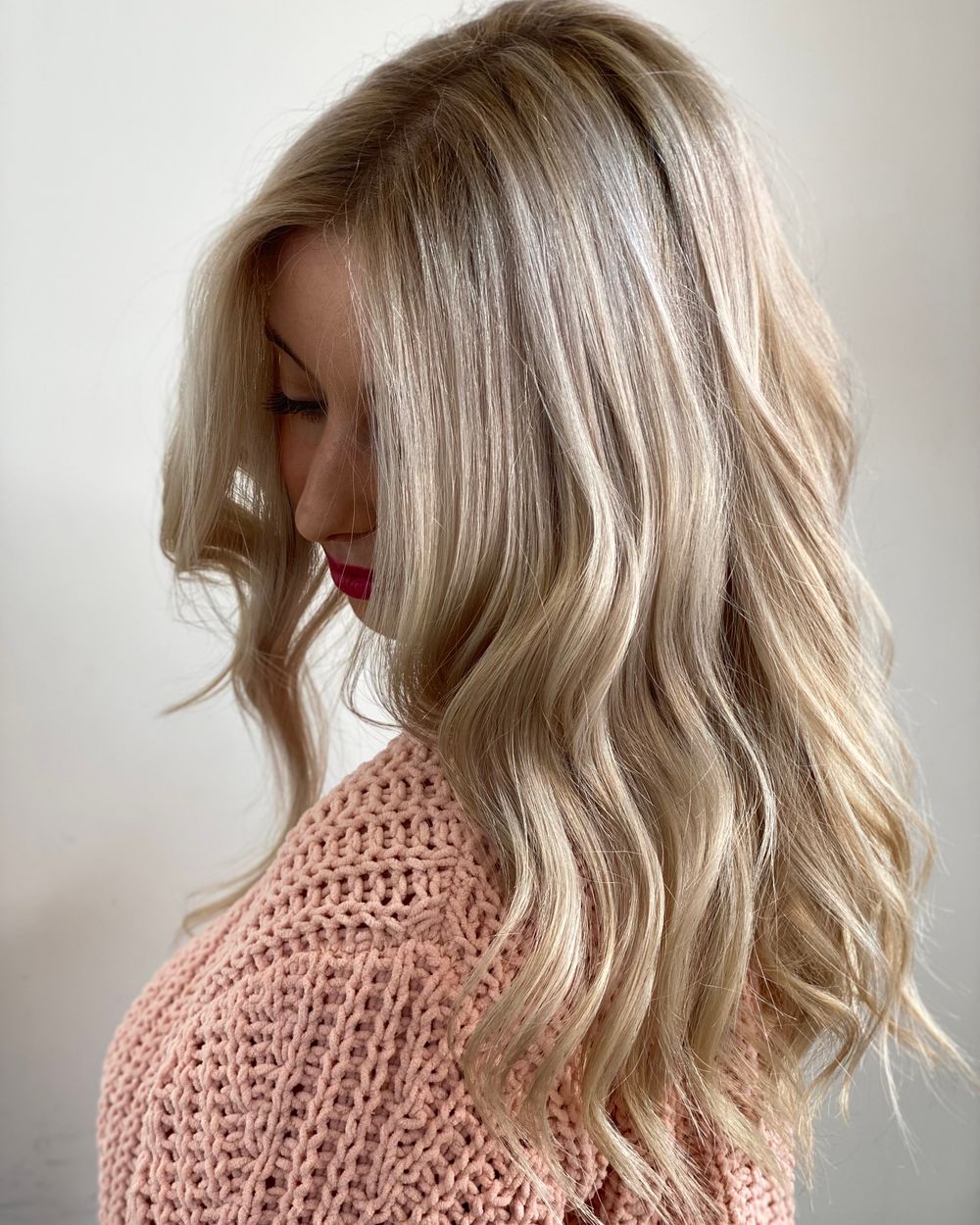 Mechas caramelo dimensionais em cabelo ondulado