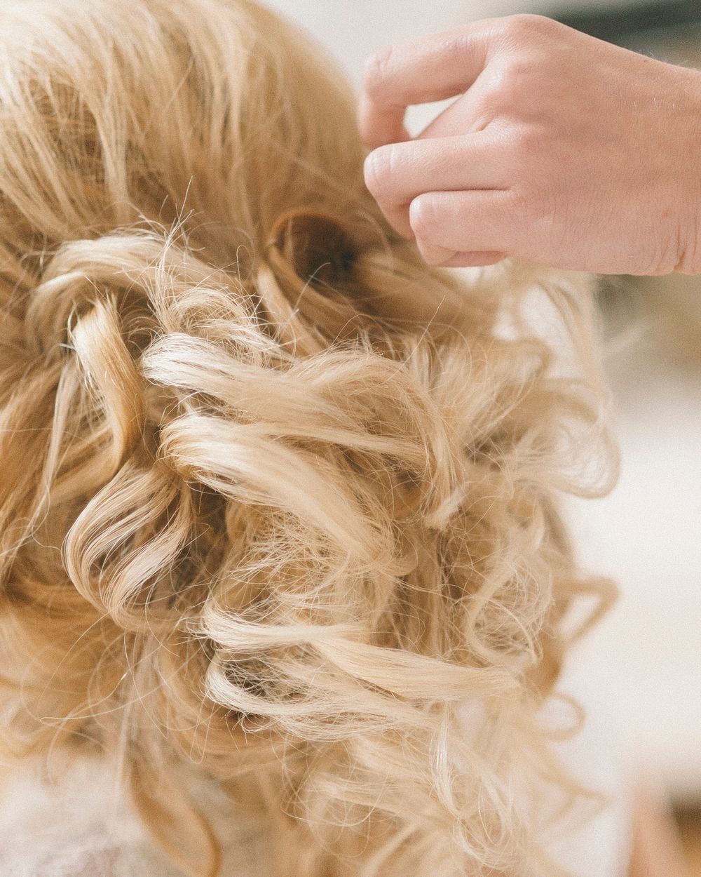 Penteado preso de noiva com flores e cachos suaves